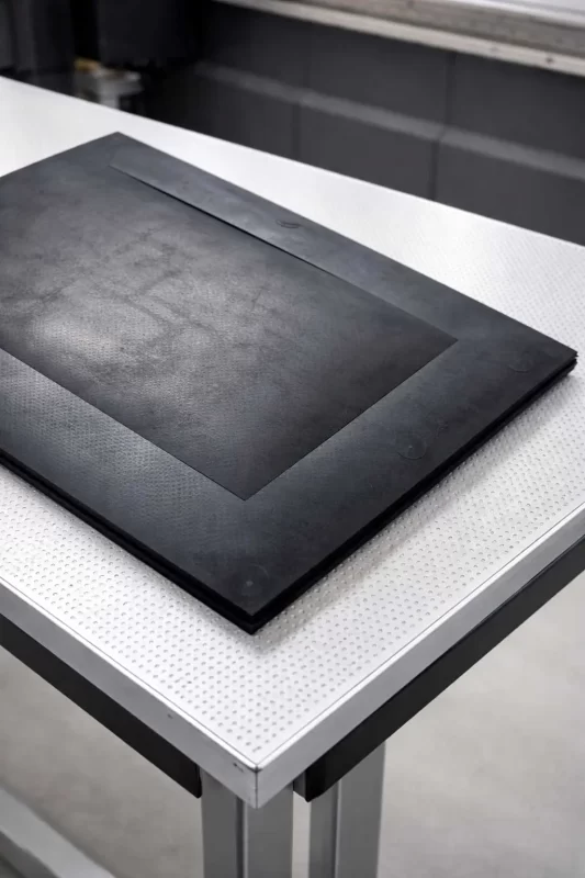 Porėtos gumos pjovimas